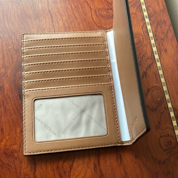 Michael Kors Jet Set Travel Passport Holder Wallet​ New - Picture 3 of 4
